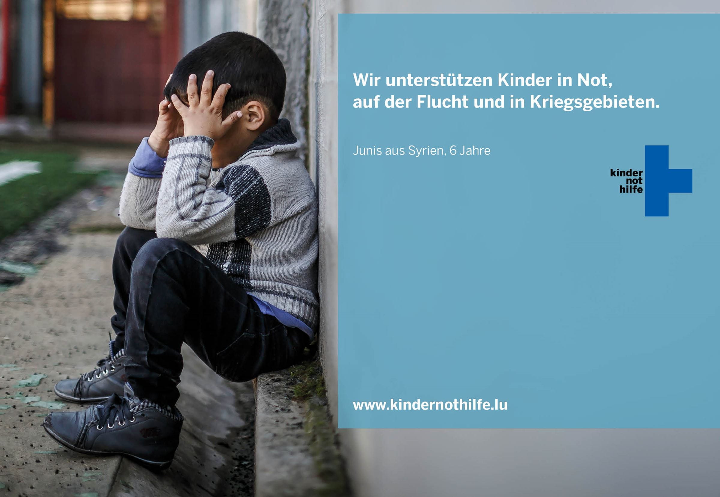 Junge auf der Flucht hält Hände vors Gesicht (Quelle: Jakob Studnar) Junge auf der Flucht hält Hände vors Gesicht (Quelle: Jakob Studnar)