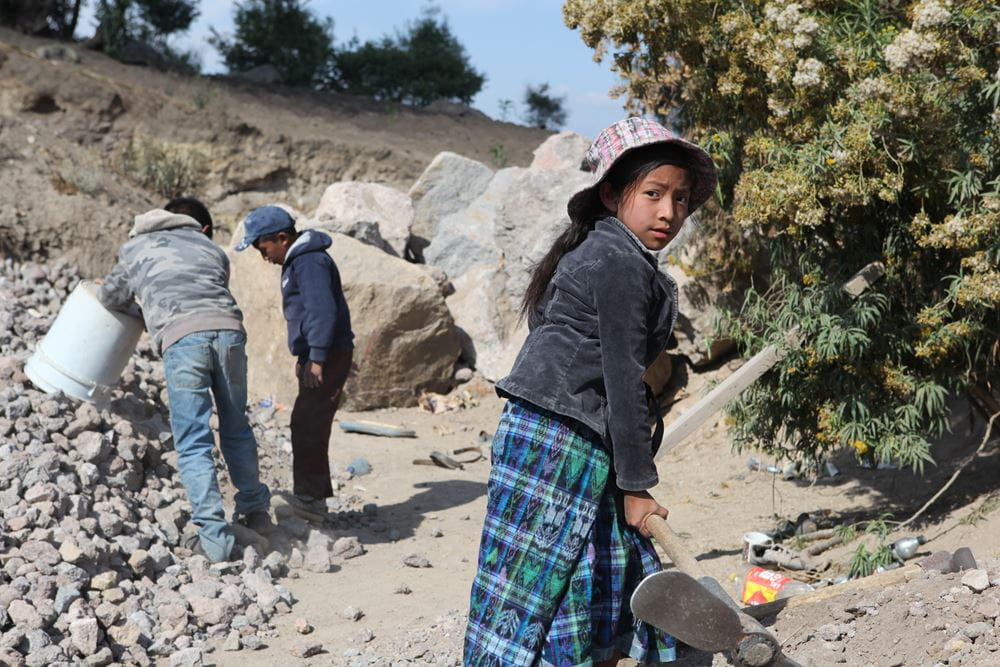 Arbeitende Kinder in einem Steinbruch in Quetzaltenango (Quelle: Kindernothilfe)