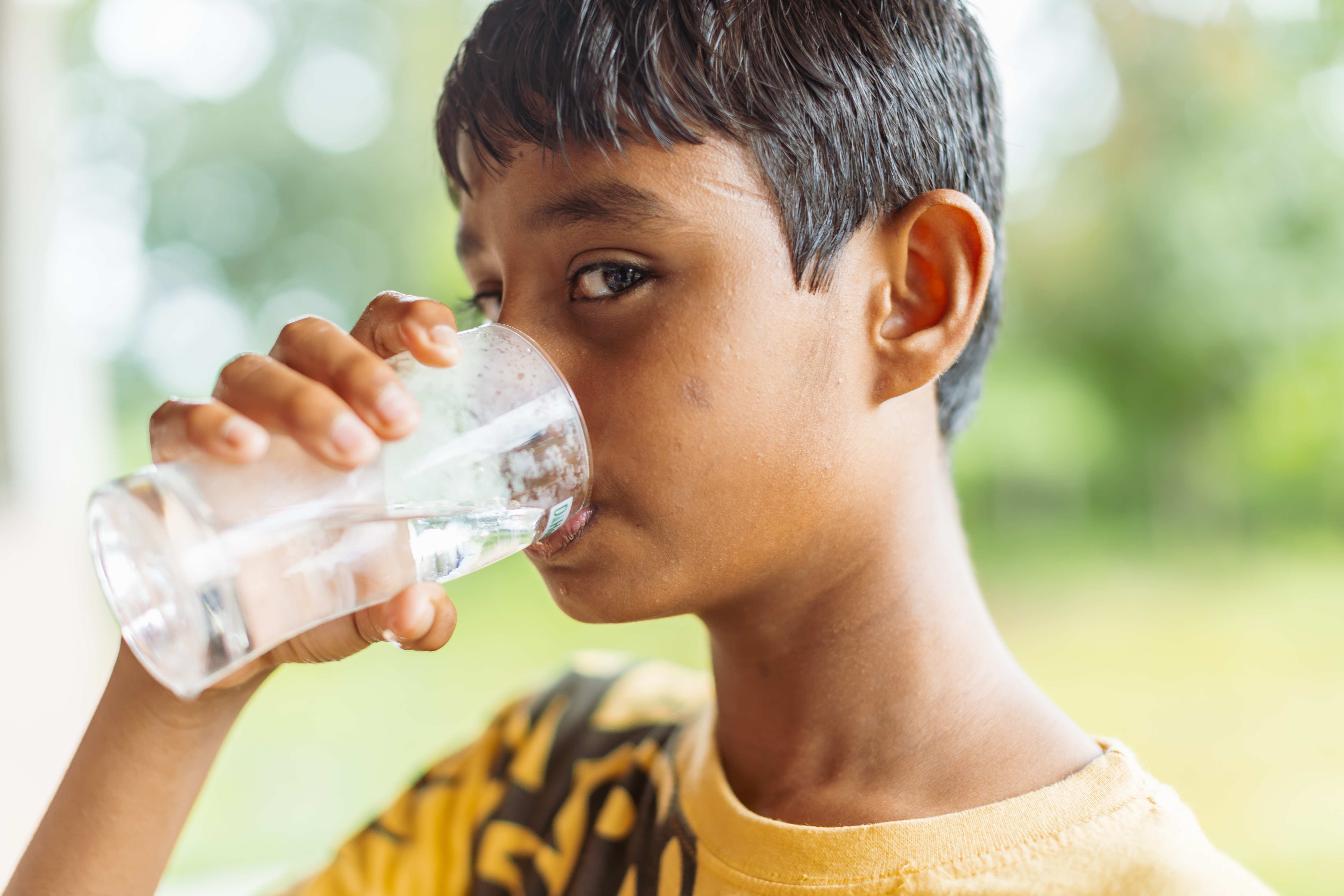 Indischer Junge trinkt ein Glas Wasser (Quelle: Jakob Studnar)