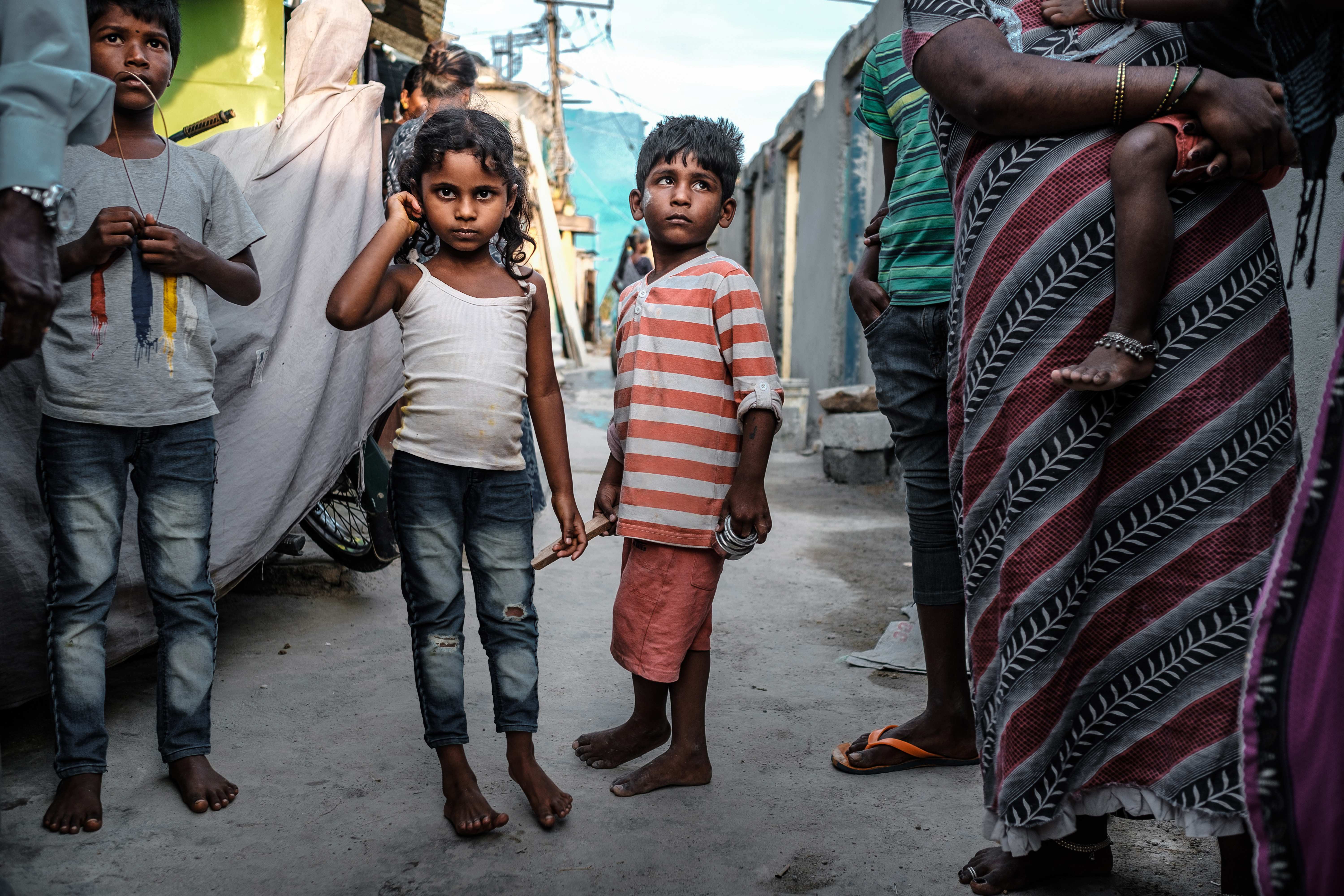 Ein Junge und ein Mädchen im Slum Doddignuta (Quelle: Jakob Studnar)
