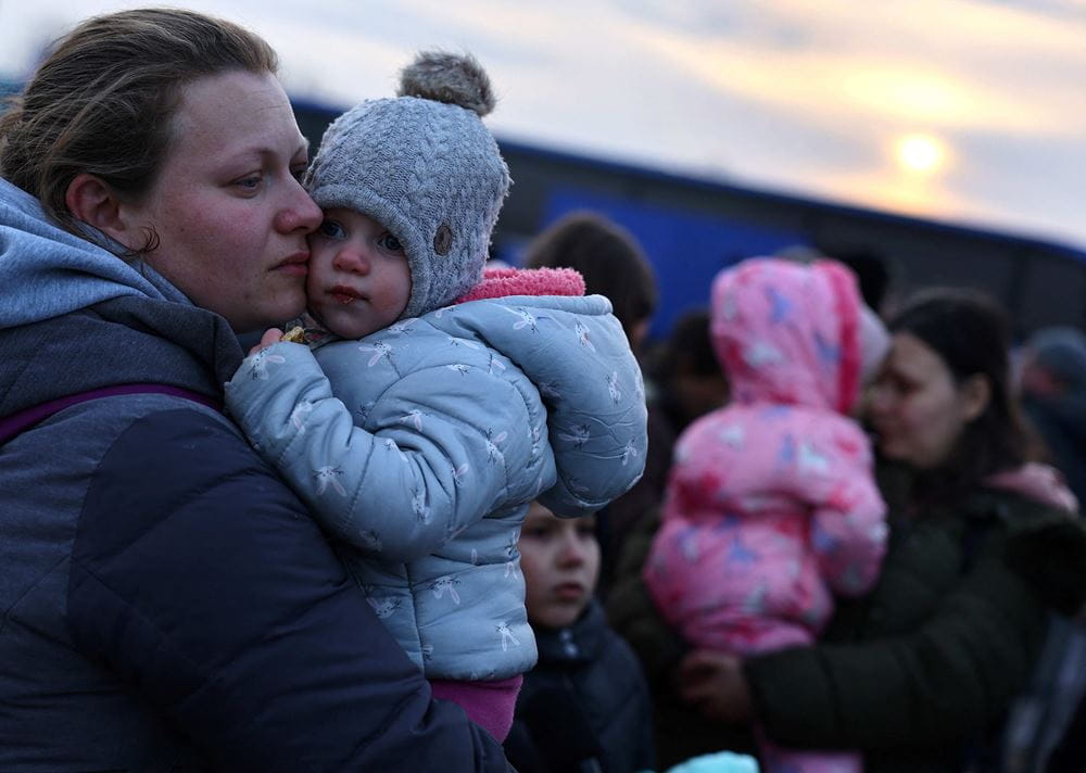 Flüchtlinge aus der Ukraine - Mutter mit Kind (Quelle: REUTERS/Kai PfaffenbachUKRAINE-CRISIS/POLANDREUTERS)