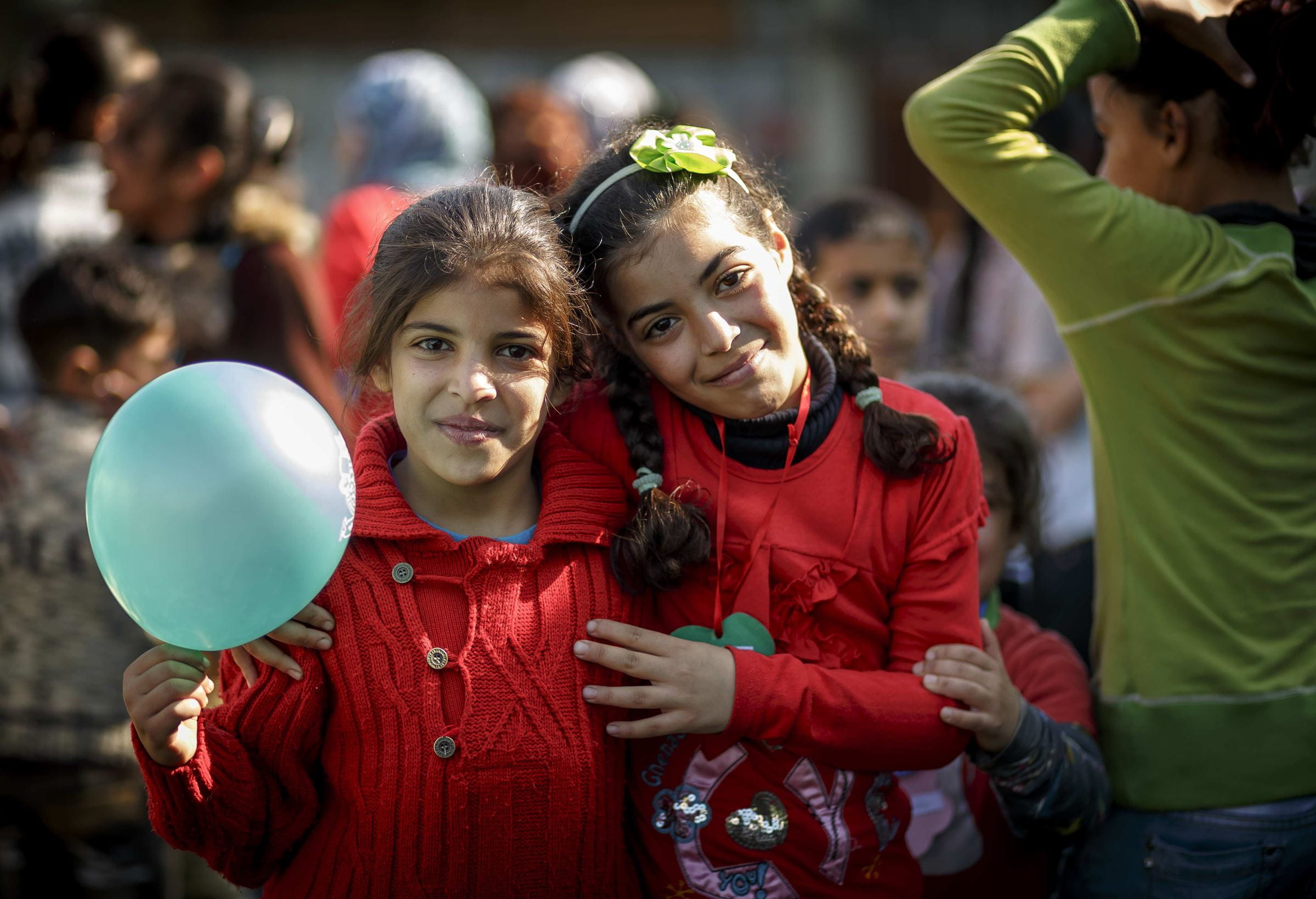 Zwei syrische Mädchen im Libanon mit einem Luftballon in der Hand. (Quelle: Jakob Studnar)