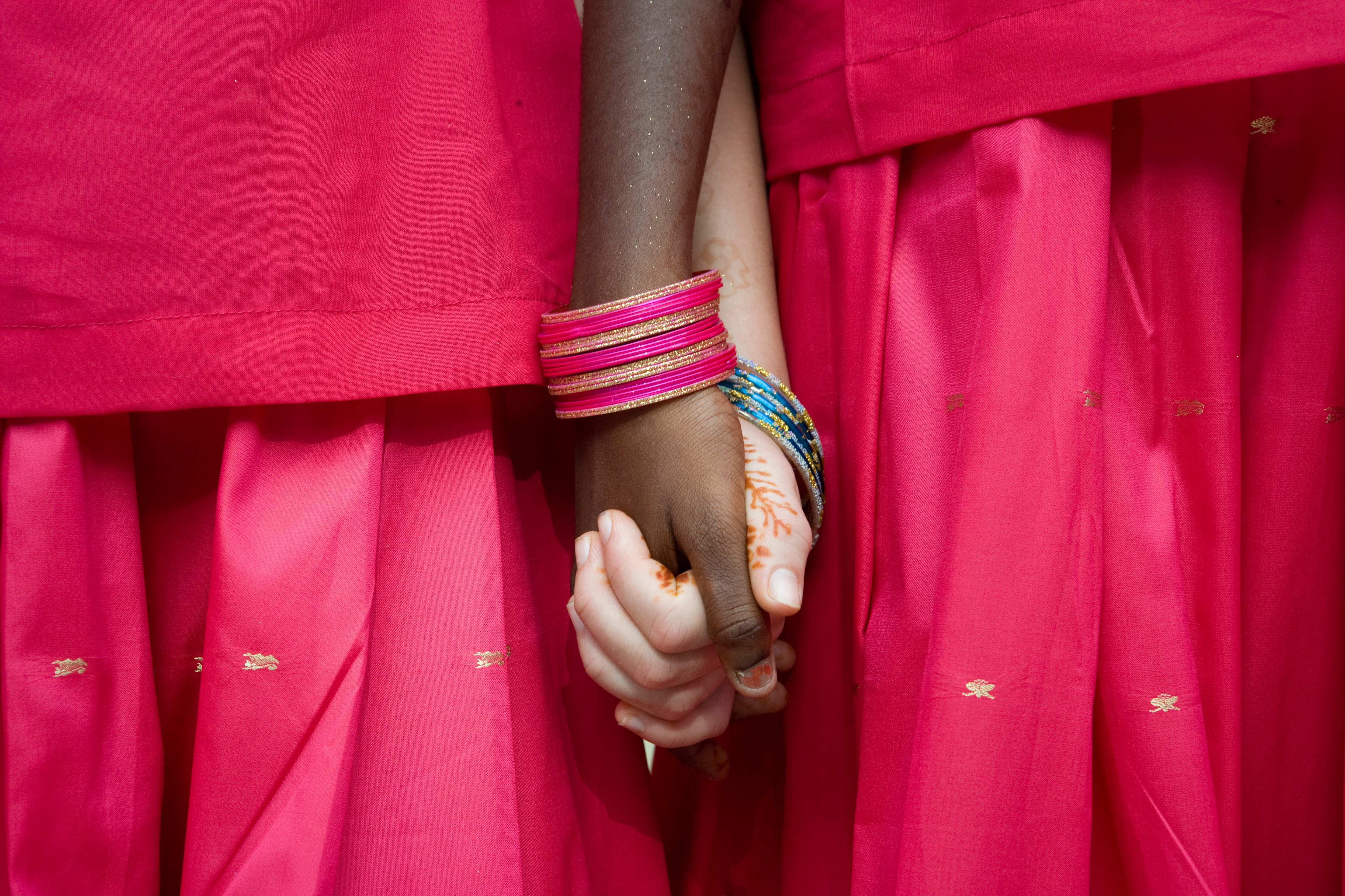 Zwei Mädchen halten sich an der Hand