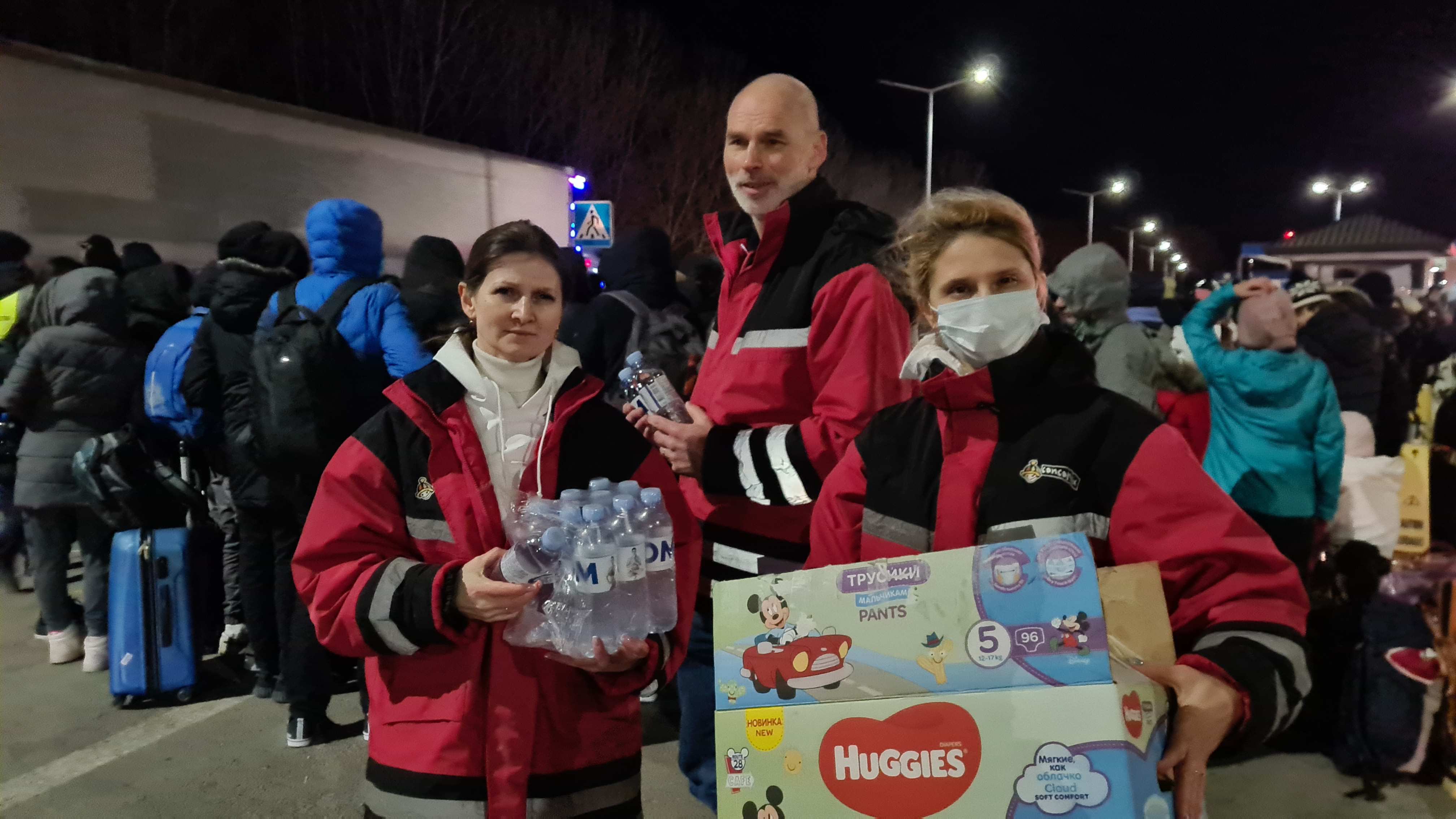 Verteilung von Hilfsguetern und Spielzeug an der Grenze (Quelle: Benjamin Kaufmann für CONCORDIA Sozialprojekte)
