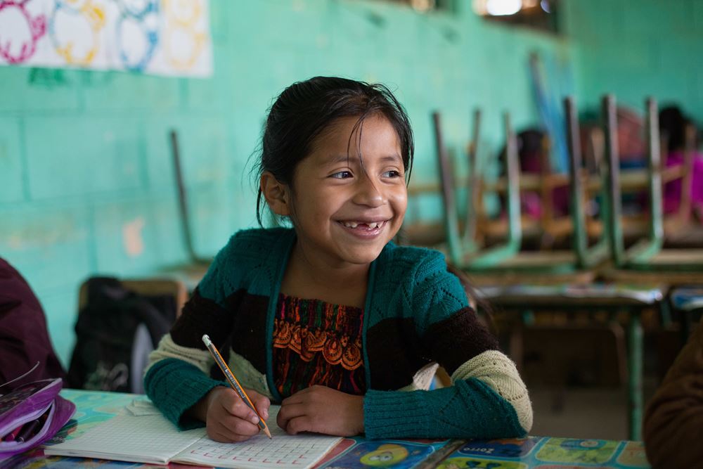 Ein Mädchen sitzt in der Schule in Guatemala (Quelle: James Rodrigues)