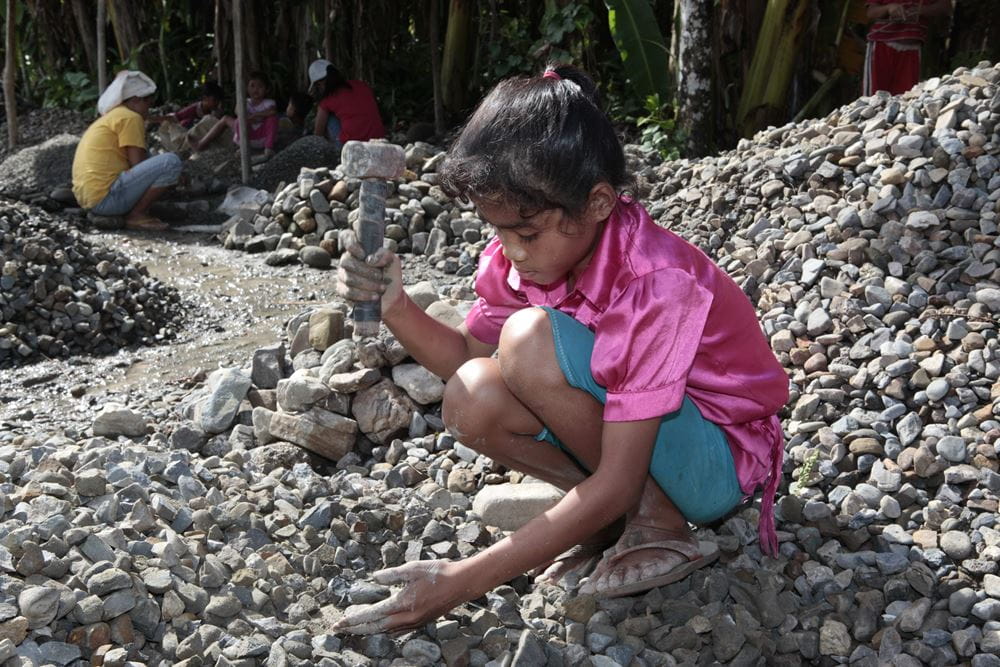 Kinderarbeiterin im Steinbruch in Indonesien (Foto:Kindernothilfe)