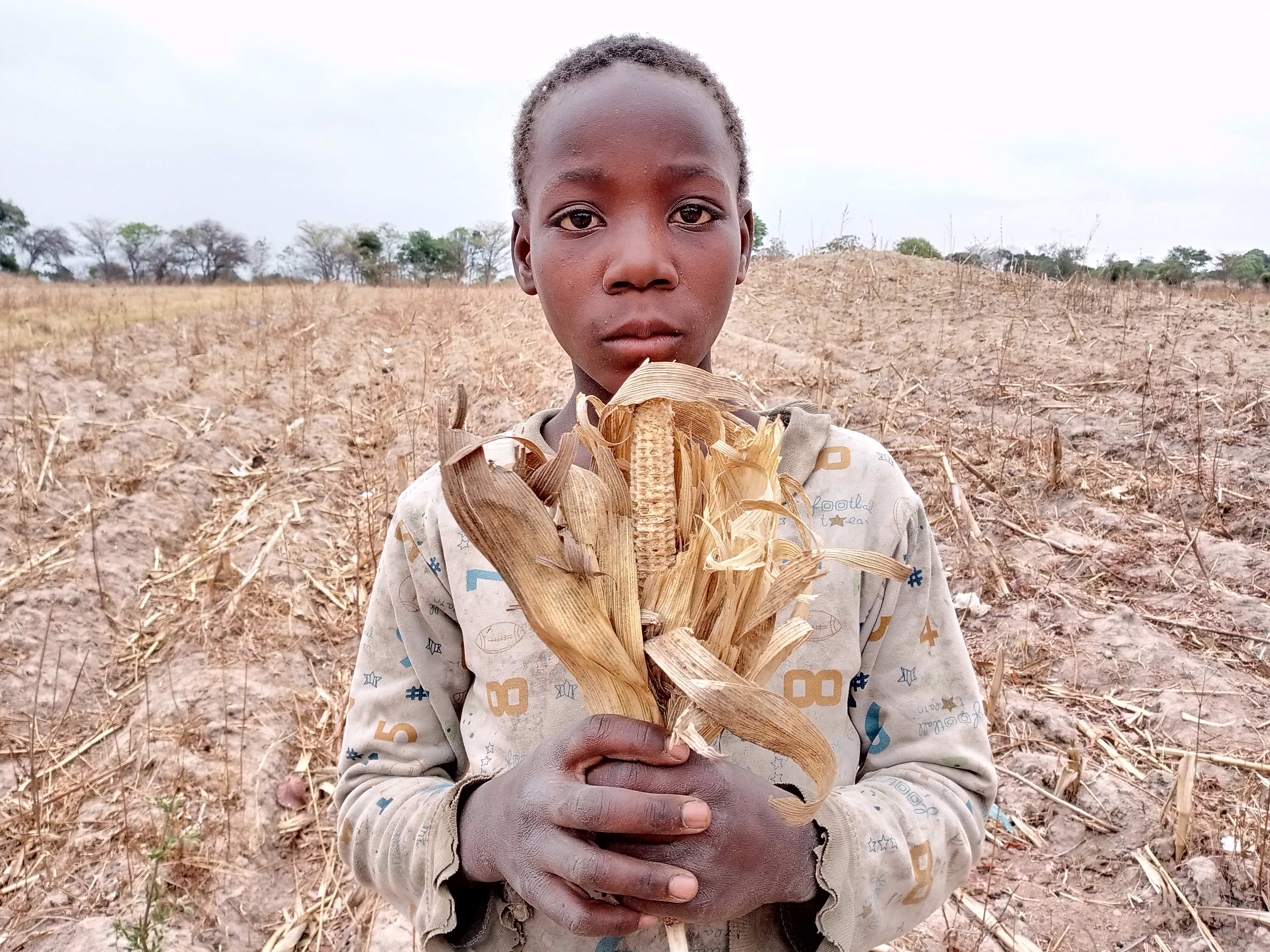 Mädchen zeigt die Ernteerträge während der Dürre  (Foto: Kindernothilfepartner)