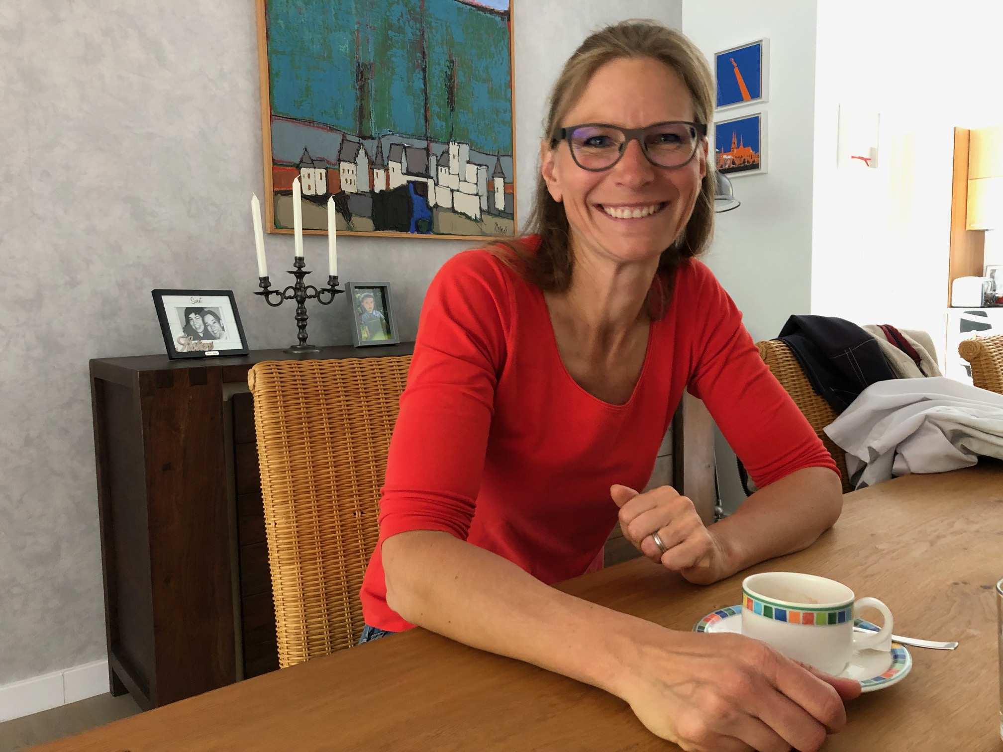 Dr. Christiane Zügel während des Interviews mit Kristine Weyland (Quelle: Kindernothilfe Luxembourg)