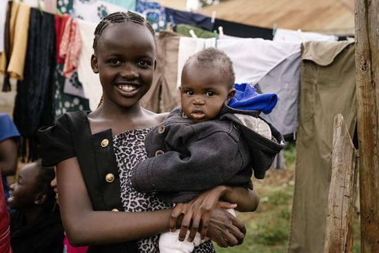 Mädchen aus Nairobi mit Kind auf dem Arm (Quelle: Dan Zoubek)
