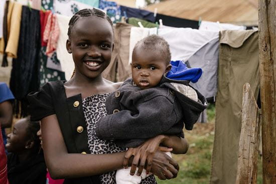 Mädchen aus Nairobi mit Kind auf dem Arm (Quelle: Dan Zoubek) Mädchen aus Nairobi mit Kind auf dem Arm (Quelle: Dan Zoubek)