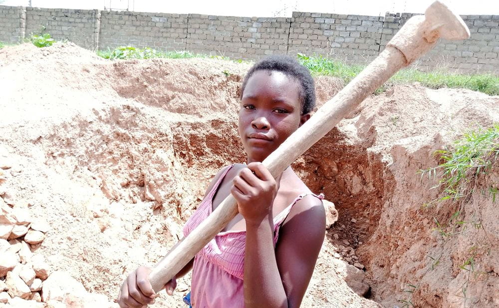 Kind bei der Arbeit in Sambia