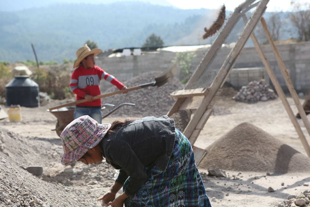 Guatemala Action!Kidz Reise 2018 - EVE #968293  EVE #968291 (Junge in rot)  arbeitende Kinder in einem Steinbruch in Quetzaltenango