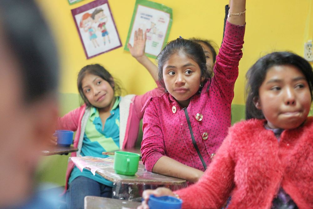 ACHTUNG: dies ist ein überarbeitetes Bild, verwendet in der Broschüre IMAGE Stand: 2018/11 (Albrecht) Original siehe: ID KNH954580
Guatemala Action!Kidz Reise 2018 - Schulunterricht CEIPA School Markt Schulklasse, Mädchen melden sich, Tisch, Lernen, Unterricht, ACHTUNG: dies ist ein überarbeitetes Bild, verwendet in der Broschüre IMAGE Stand: 2018/11 (Albrecht) Original siehe: ID KNH954580
Guatemala Action!Kidz Reise 2018 - Schulunterricht CEIPA School Markt Schulklasse, Mädchen melden sich, Tisch, Lernen, Unterricht,