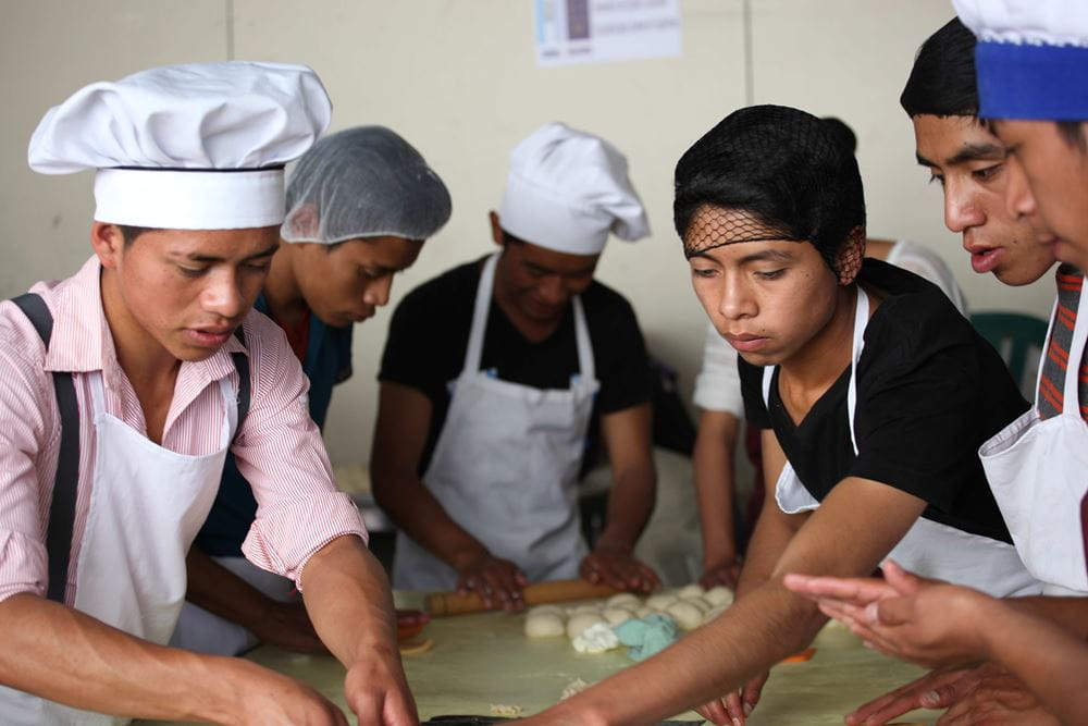 Guatemala Action!Kidz Reise 2018 - Ausbildungszentrum CEIPA    Junge Männer arbeiten in Bäckerei