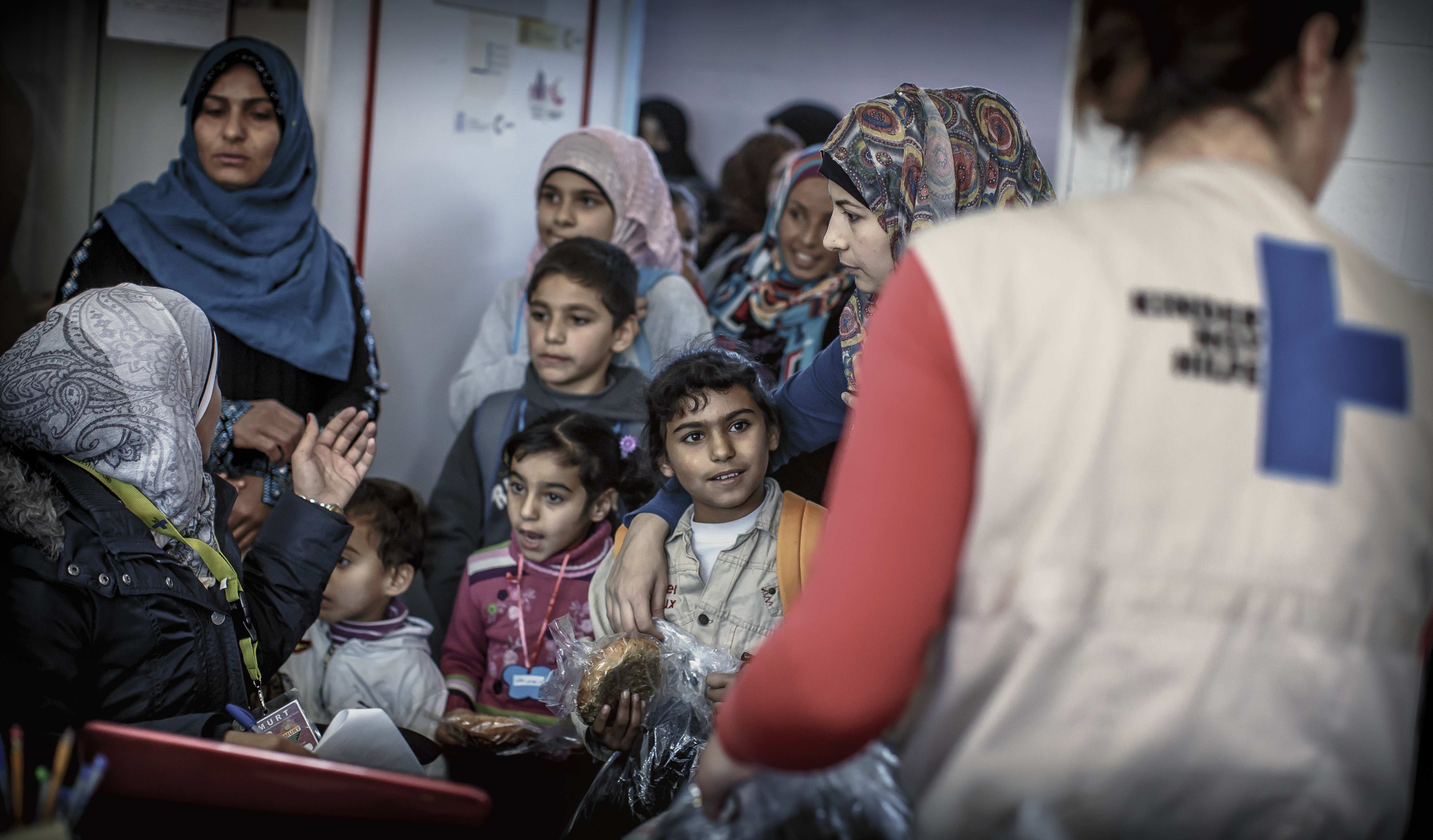 Frauen und Kinder im Austausch mit der Kindernothilfe