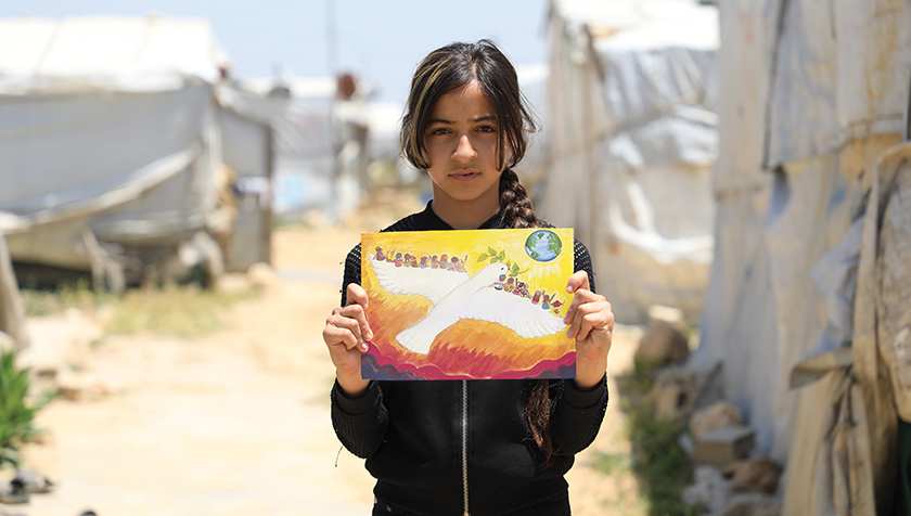 Ein syrisches Mädchen in einem Flüchtlingscamp im Libanon (Quelle: indernothilfe-Partner ALPHA ©️ Kindernothilfe Luxembourg )
