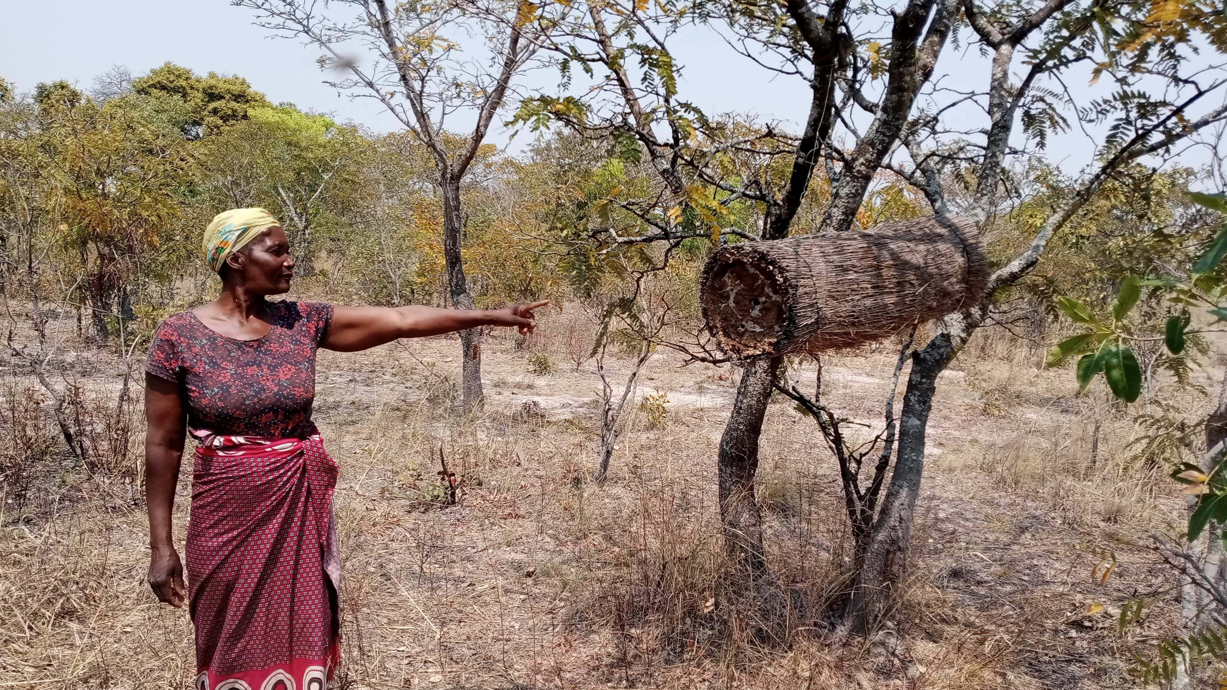 Melice zeigt ihren selbstgemachten Bienenstock (Quelle: Kindernothilfe)