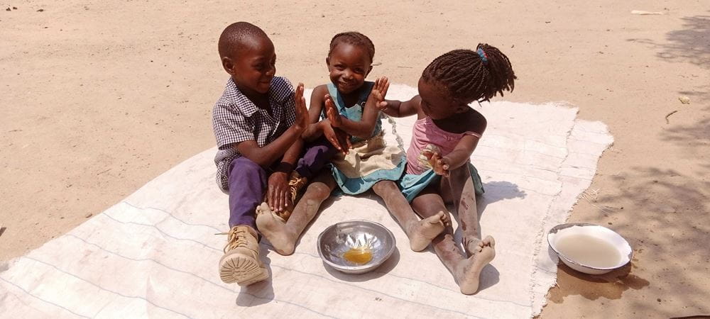 Melices Kinder essen den selbstgemacht Honig ihrer Mutter (Quelle: Kindernothilfe)