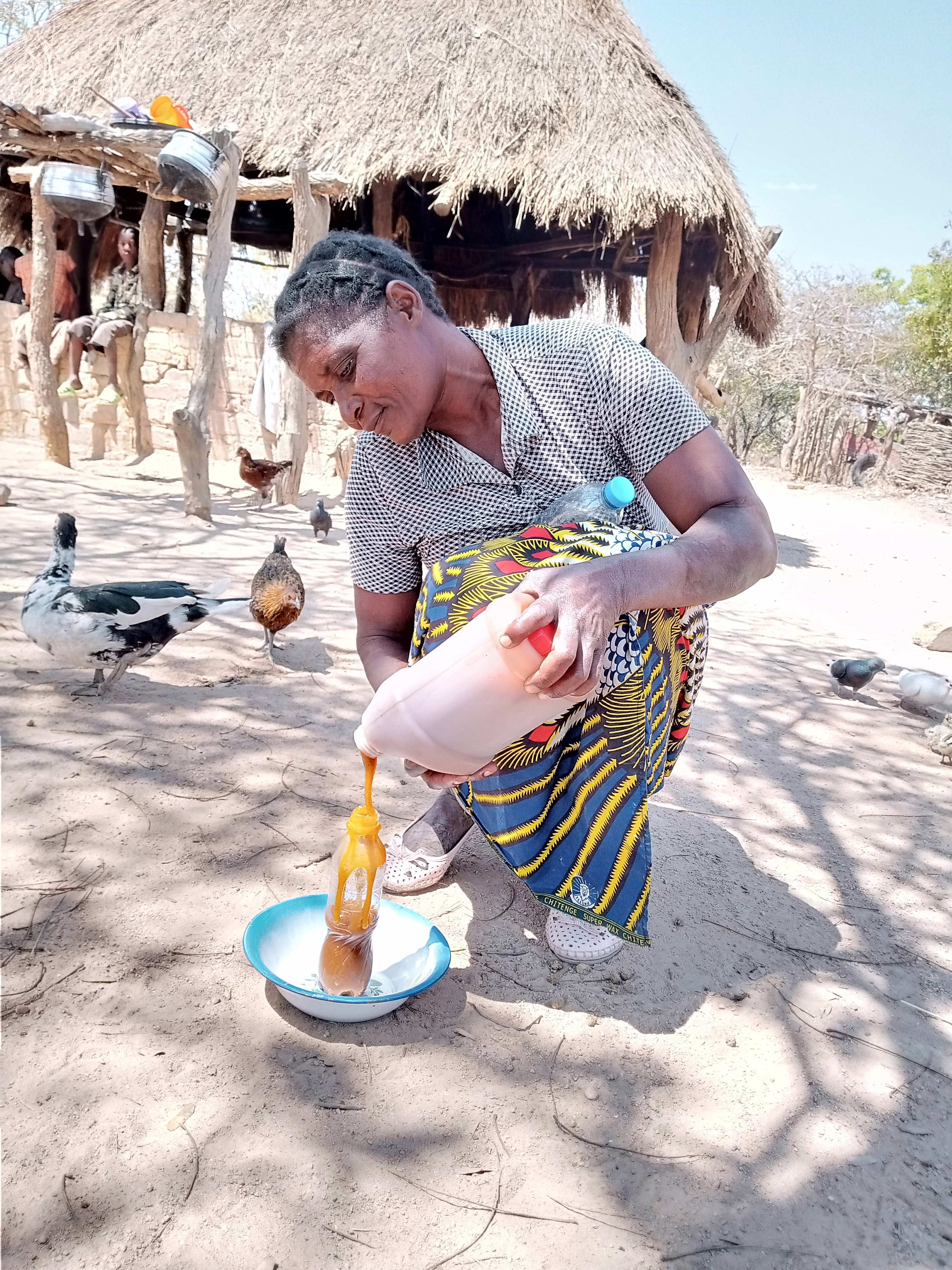 Melice füllt ihren selbst gemachten Honig zum Verkauf ab (Quelle: Kindernothilfe)