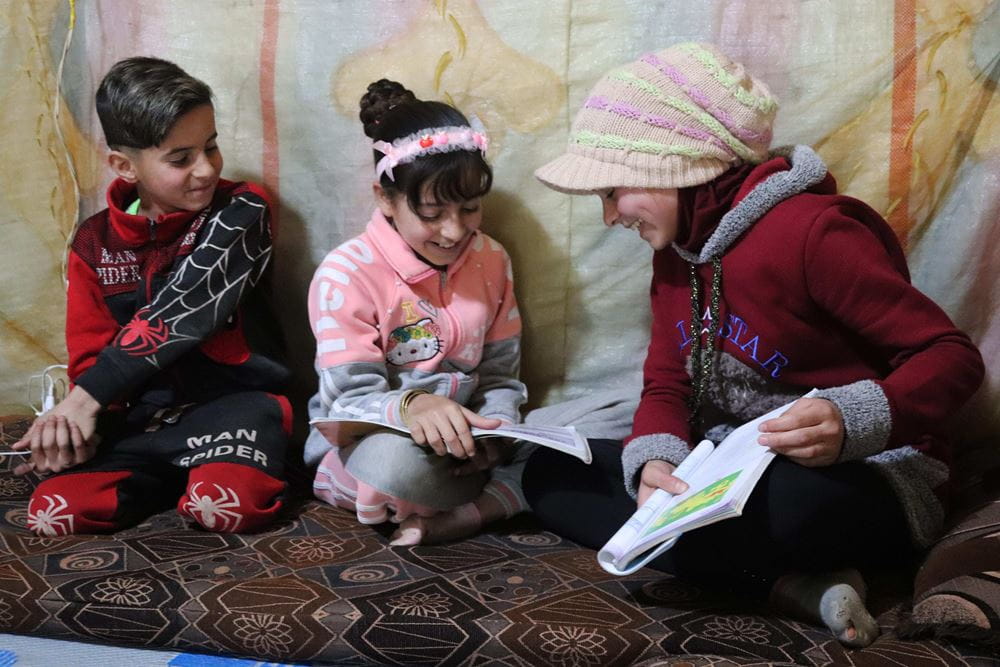 Syrische Flüchtlingskinder bei den Hausaufgaben im Flüchtlingscamp in Ghazze, Libanon (Quelle: Kindernothilfe) Syrische Flüchtlingskinder bei den Hausaufgaben im Flüchtlingscamp in Ghazze, Libanon (Quelle: Kindernothilfe)