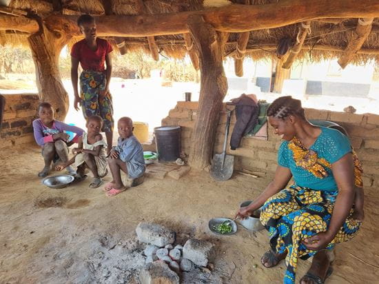 Sambische Mutter kocht für Ihre Kinder (Quelle: Kindernothilfe-Partner)