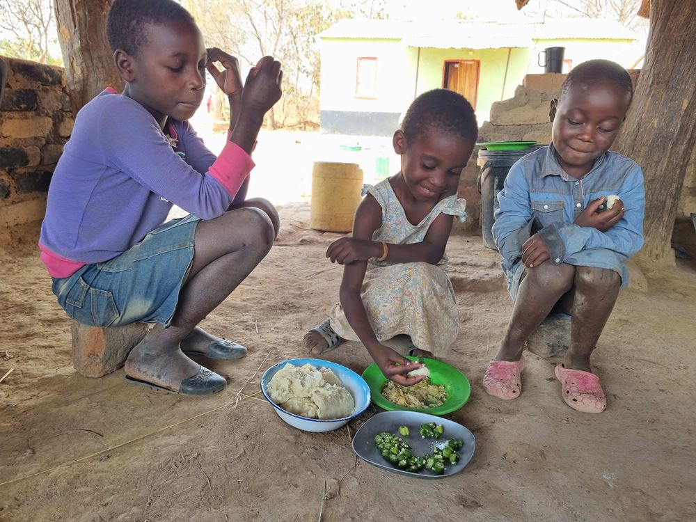 Kinder essen ihr Mittagessen (Foto: Kindernothilfe LU)
