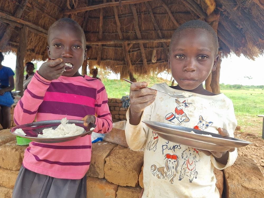 Kebby and Scisor lieben ihren Porridge (Foto: Kindernothilfe/EA) Kebby and Scisor lieben ihren Porridge (Foto: Kindernothilfe/EA)