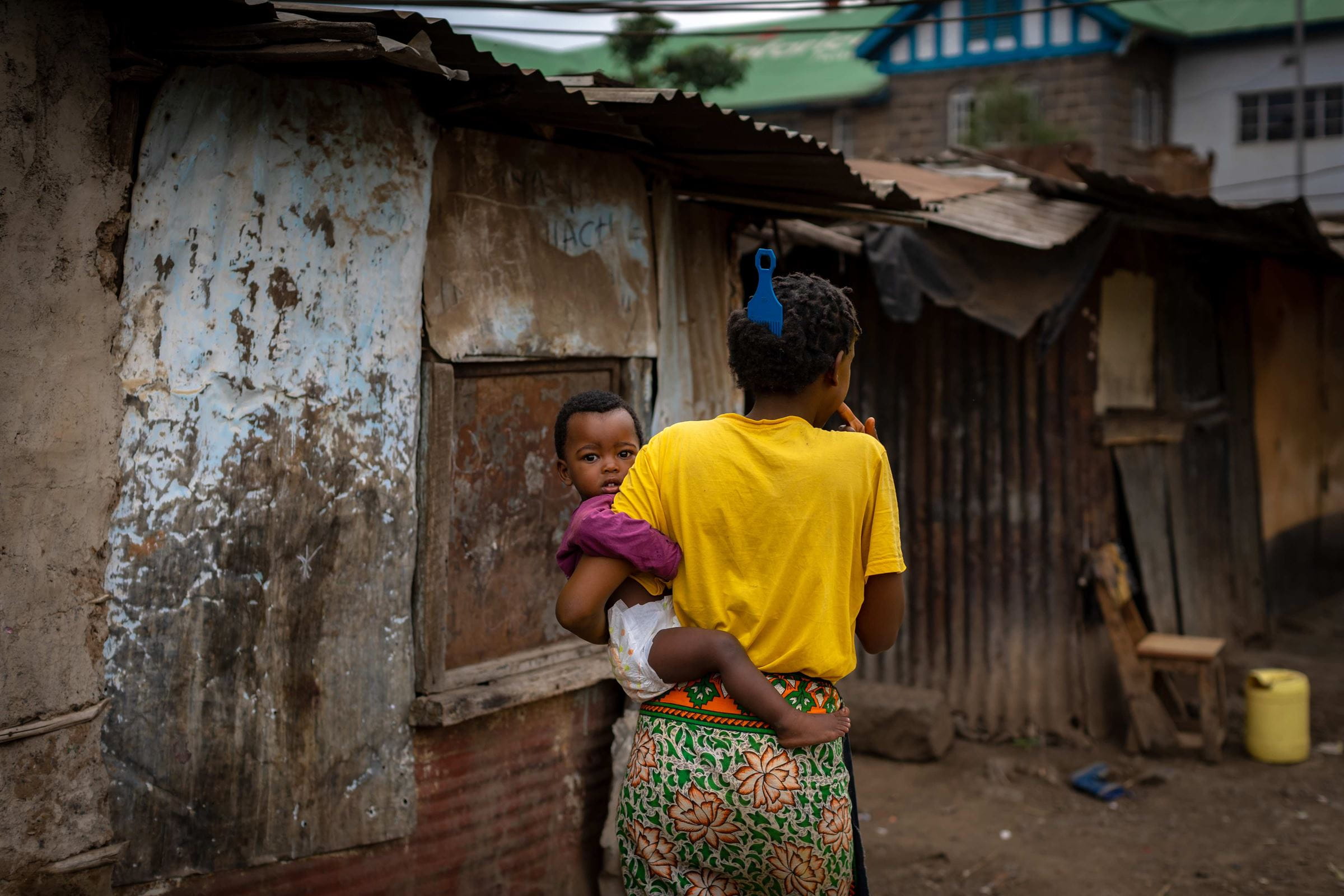 Ein Mädchen unterwegs in einem Slum in Kenia, Nairobi (Foto: Kindernothilfe)
