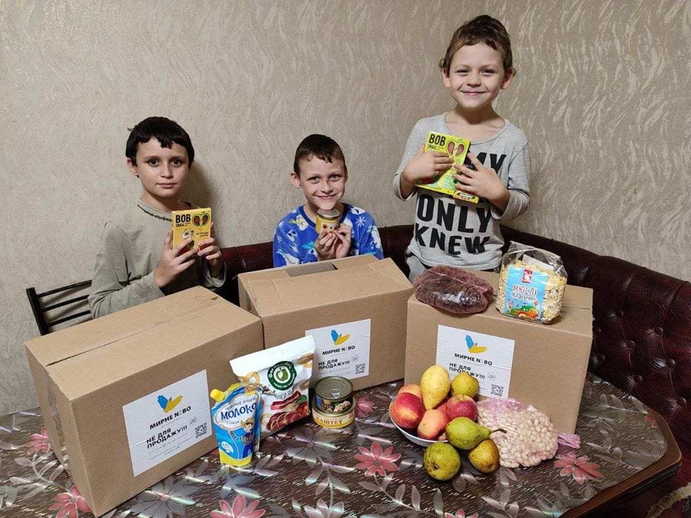 Kinder mit Food-Boxen unserer Partnerorganisation Myrne Nebo (Quelle: Kindernothilfe-Partner) Kinder mit Food-Boxen unserer Partnerorganisation Myrne Nebo (Quelle: Kindernothilfe-Partner)