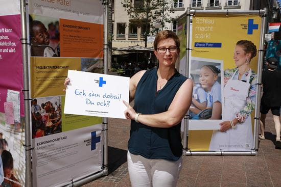 Eine Unterstützerin der Kindernothilfe Luxembourg auf der Place d'Armes (Foto: Kindernothilfe Luxembourg)