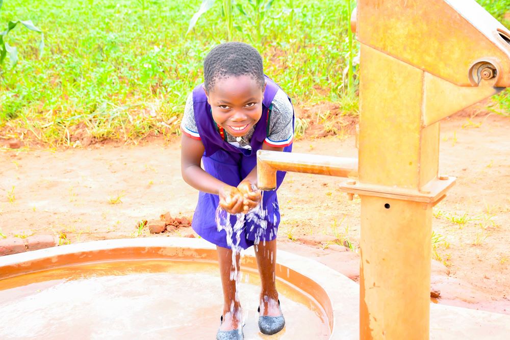Dank unseres neuen Brunnens hat Sabella jetzt sauberes Trinkwasser zur Verfügung (Foto: Kindernothilfe-Partner)