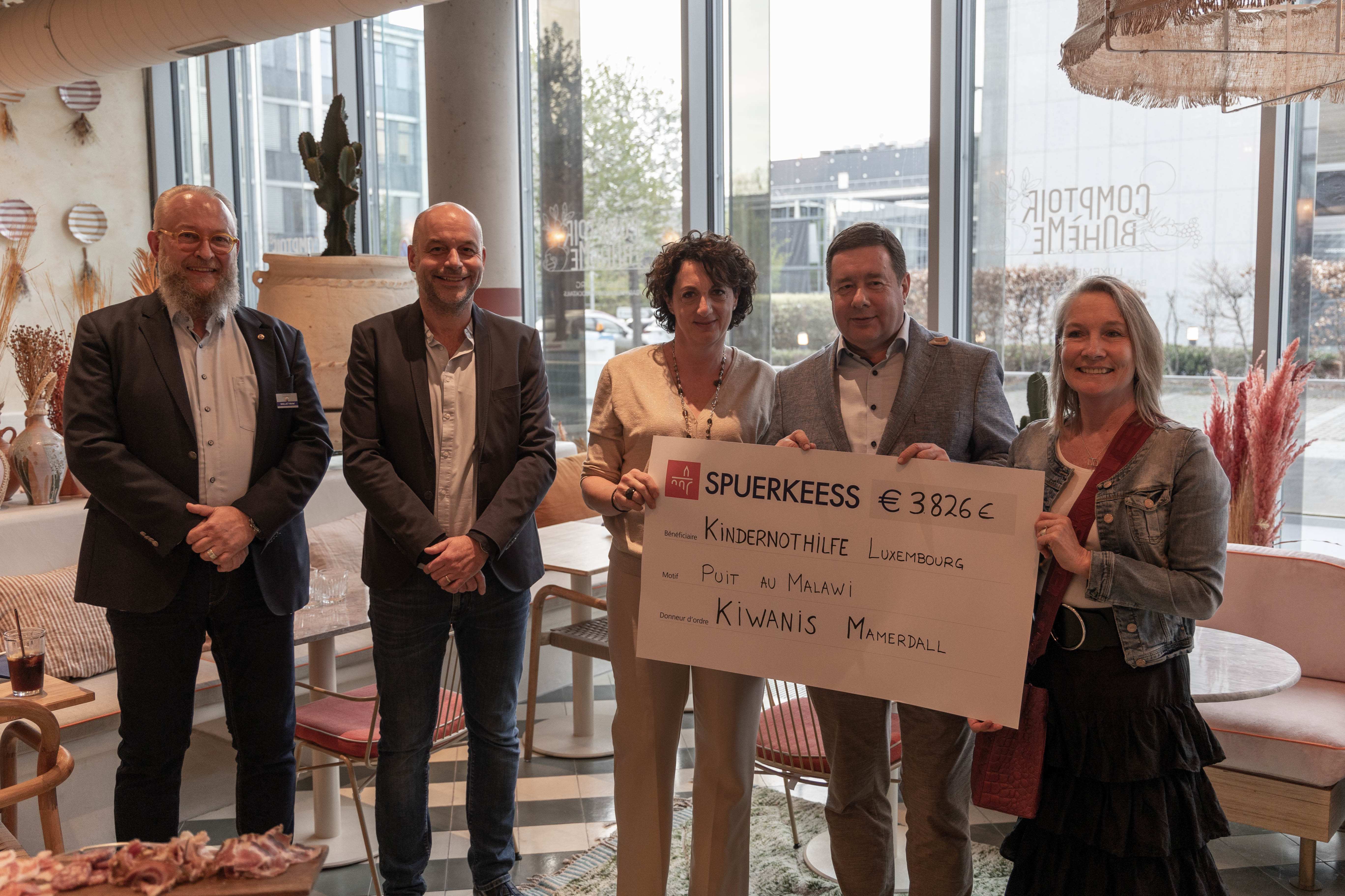 Schecküberreichung zur Spendenaktion der Kiwanis Mamerdall (Foto: Kiwanis Mamerdall)