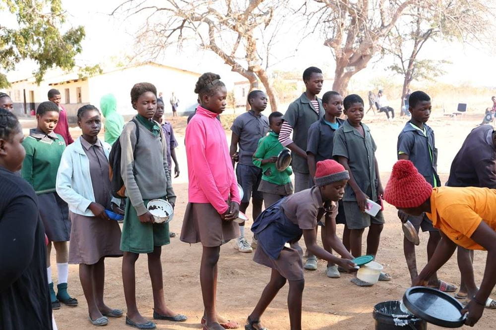 Schulspeisungen sichern Kindern in Sambia lebensnotwendige Versorgung (Foto: Kindernothilfe) Schulspeisungen sichern Kindern in Sambia lebensnotwendige Versorgung (Foto: Kindernothilfe)