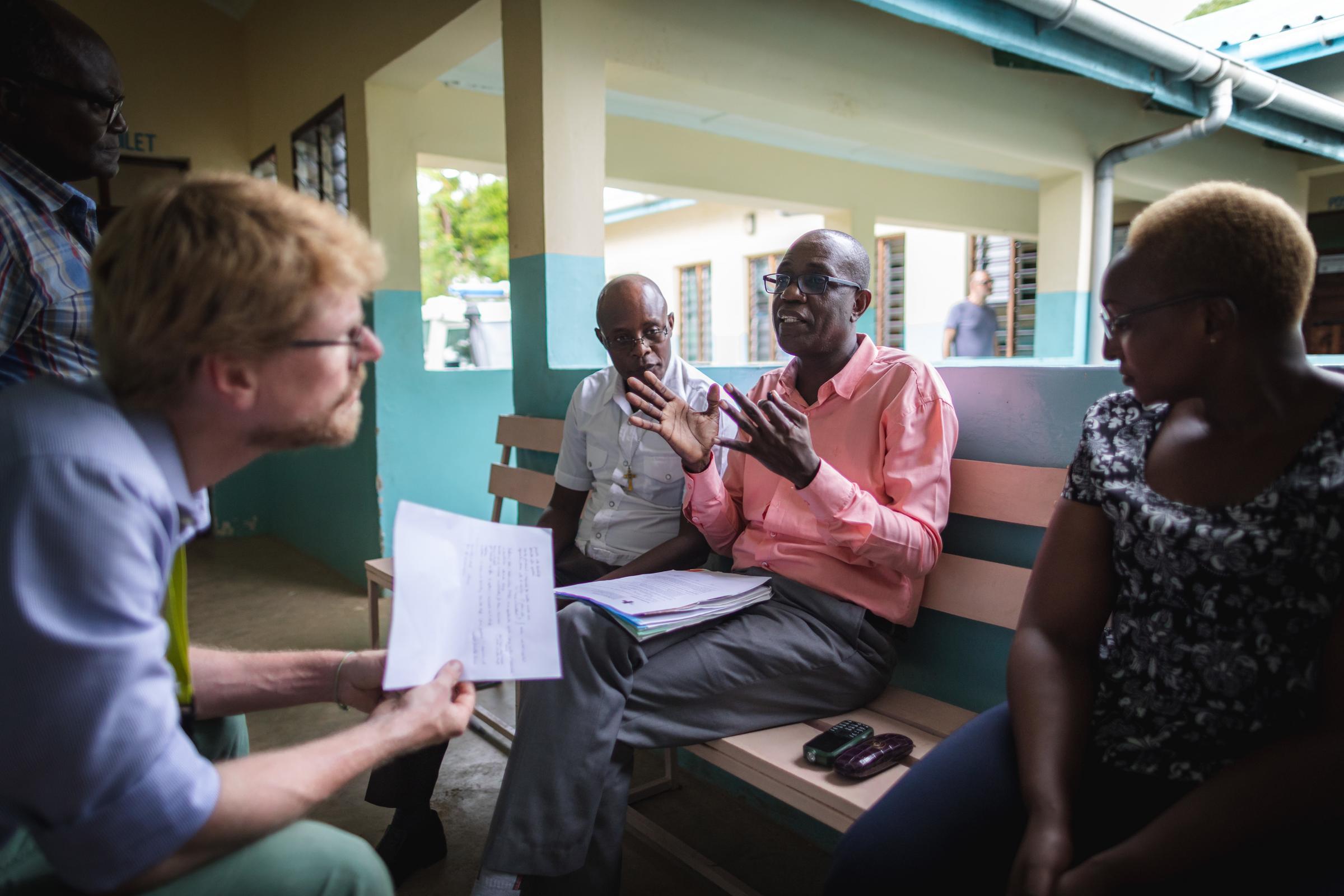 Kenia, Mombasa - APDK - Projektnummer 65152 - Kenia, Mombasa  APDK   Projektnummer 65152   Behinderung, Klinik, mobil, Arzt, Aufnahme, Rehabilitation, Armut, l�ndlich, Reha, Prothese, Sprechstunde, KNH 60, Imagefilm, Jubil�um