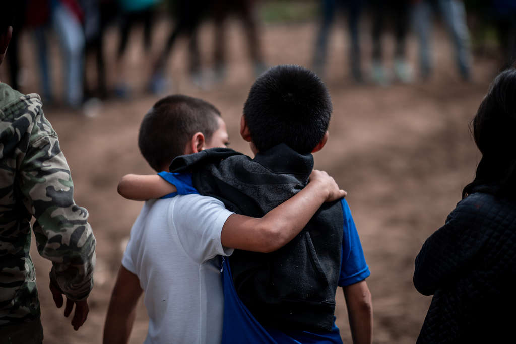 Zwei Jungs haben ihre Arme gegenseitig um die Schultern gelegt und sehen aus wie Freunde  (Bildquelle: Fabian Strauch)