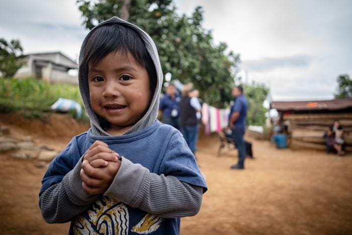 Ein kleiner Junge aus Guatemala schaut sein Gegenüber schüchtern an. (Quelle: Jakob Studnar) Ein kleiner Junge aus Guatemala schaut sein Gegenüber schüchtern an. (Quelle: Jakob Studnar)