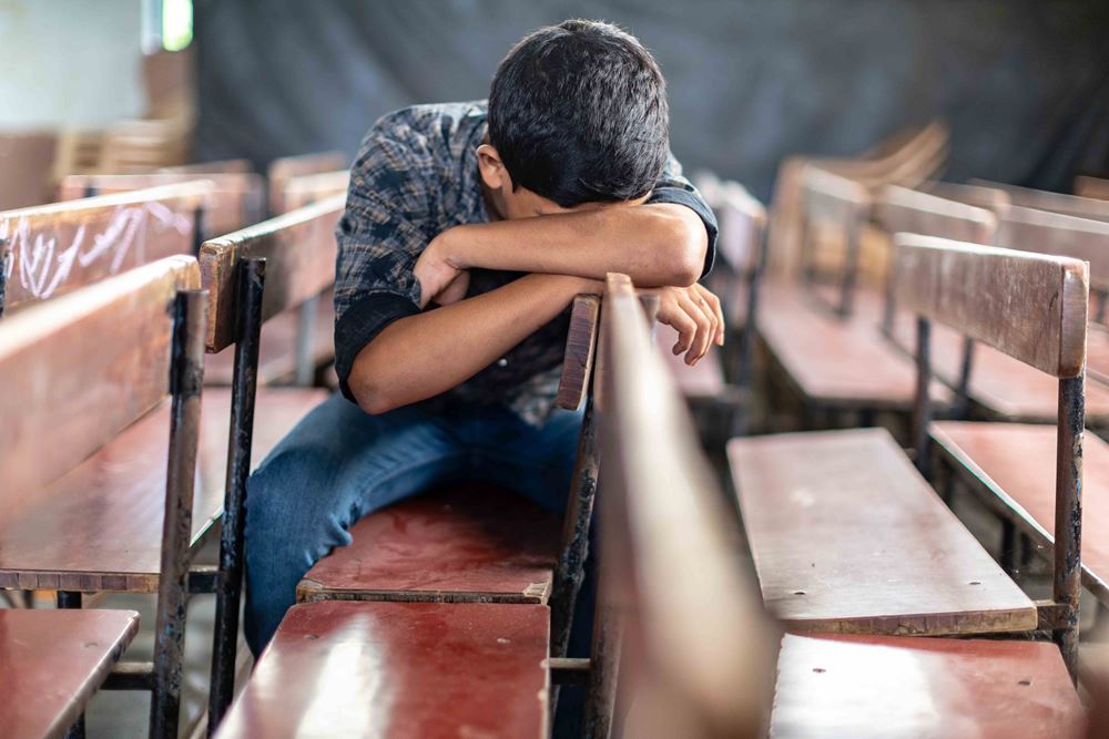 Ein Junge vergräbt traurig sein Gesicht in seinem Arm. (Quelle: Jakob Studnar) Ein Junge vergräbt traurig sein Gesicht in seinem Arm. (Quelle: Jakob Studnar)