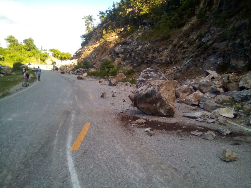 Das Erdbeben in Haiti zerstörte Straßen und Häuser Das Erdbeben in Haiti zerstörte Straßen und Häuser